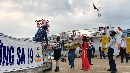 Mang hương vị Tết đất liền ra các 'cột mốc chủ quyền' trên biển