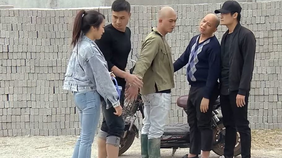 Phố trong làng tập 43: Xã Tân Xuân lại có biến, Hiếu xô xát với kẻ xấu