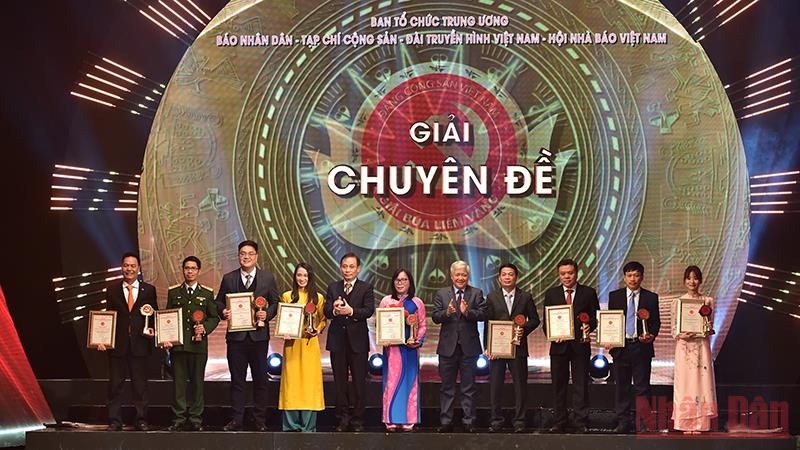 Lễ công bố và trao Giải báo chí toàn quốc về xây dựng Đảng (Giải Búa liềm vàng) lần thứ VI - năm 2021 Lễ công bố và trao Giải báo chí toàn quốc về xây dựng Đảng (Giải Búa liềm vàng) lần thứ VI - năm 2021