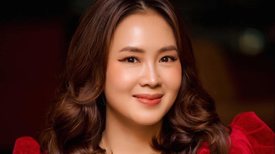 Sao Việt: Hồng Diễm đăng ảnh gợi cảm, MC Lê Anh lịch lãm với vest, Hồng Đăng bật mí về phim Thương ngày nắng về phần 2