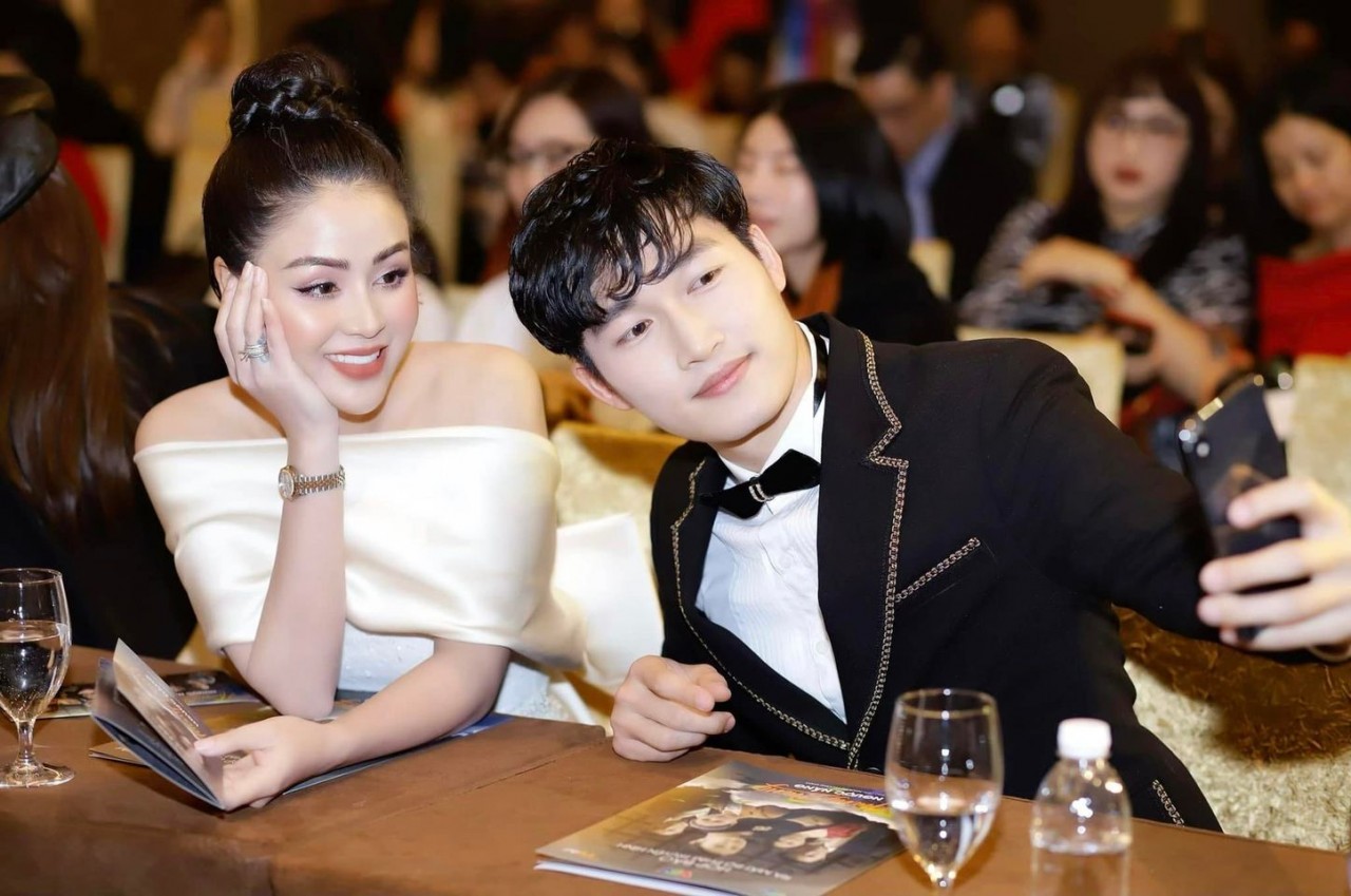 Sao Việt rộn ràng đón Tết: Mỹ Tâm nấu bánh chưng,