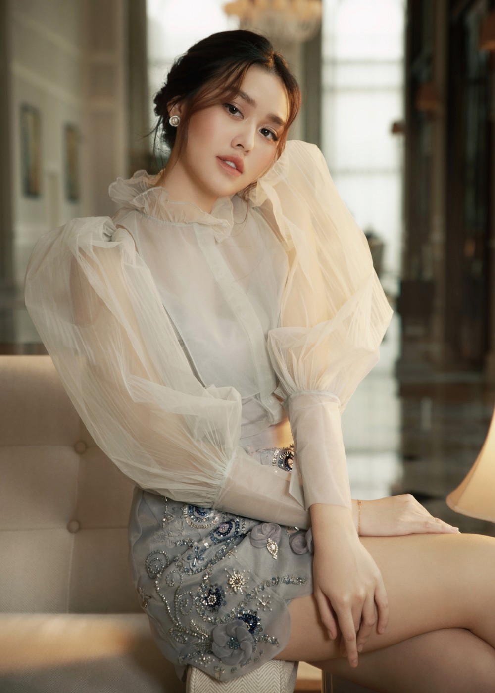 Đặc biệt với những shoot hình cận mặt khoe từng đường nét, nàng Á hậu trẻ tuổi còn làm bao người phải ngất ngây vì vẻ đẹp “không góc chết” làm ai nấy say mê của cô. Vẻ đẹp của Á hậu Tường San có sự mong manh, ngọt ngào lẫn một chút tâm tư được ví như sự thuần khiết của nữ diễn viên Song Hye Kyo.