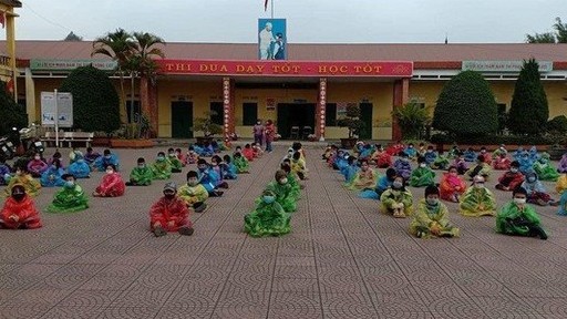 Hải Dương: Rưng rưng trước hình ảnh học sinh mầm non mặc áo mưa đi cách ly