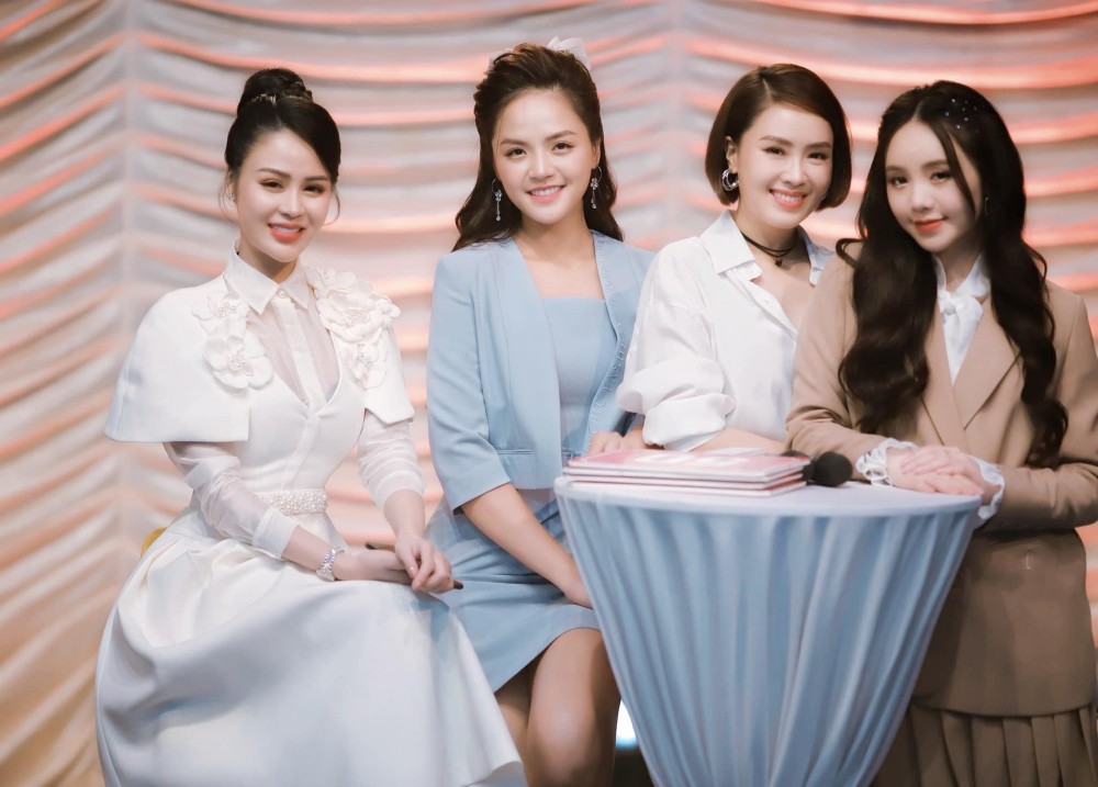 bên cạnh nữ diễn viên Thu Quỳnh.