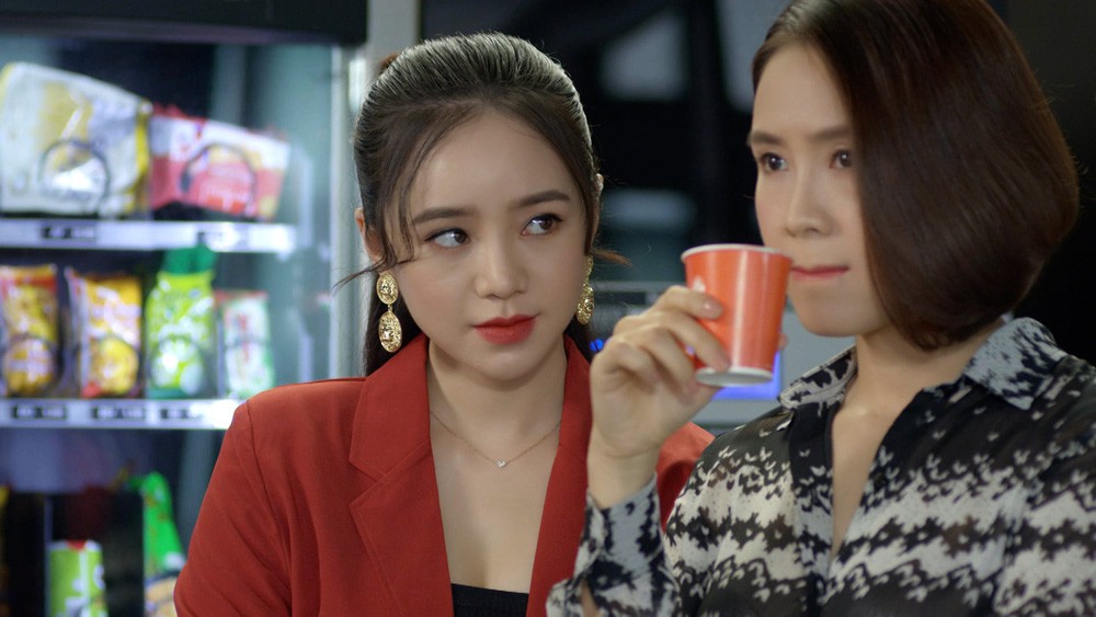 'Bấn loạn' với thời trang của Hồng Diễm trong Hướng dương ngược nắng