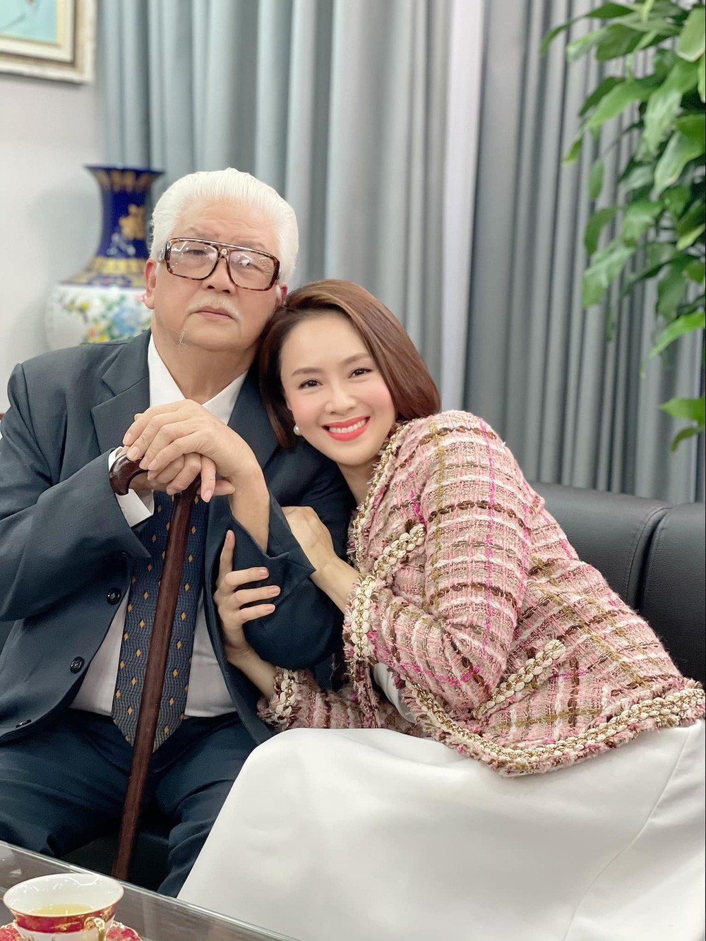 'Bấn loạn' với thời trang của Hồng Diễm trong Hướng dương ngược nắng