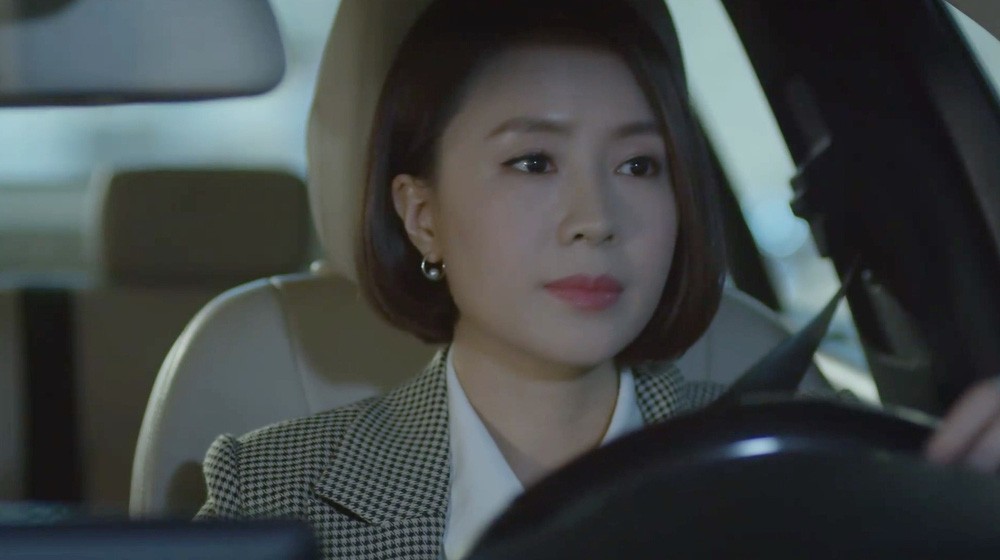 'Bấn loạn' với thời trang của Hồng Diễm trong Hướng dương ngược nắng