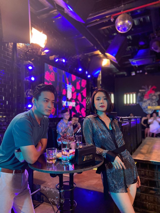 'Bấn loạn' với thời trang của Hồng Diễm trong Hướng dương ngược nắng