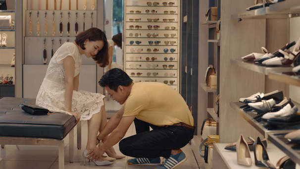 'Bấn loạn' với thời trang của Hồng Diễm trong Hướng dương ngược nắng