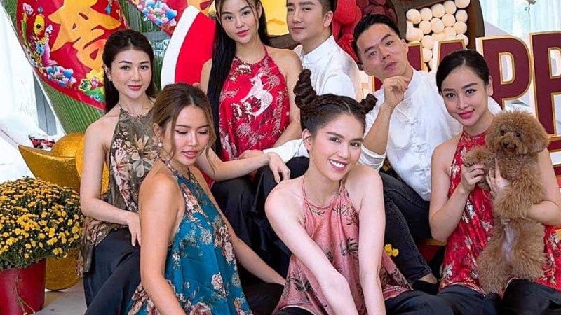 Sao Việt đón Năm mới: Đàm Vĩnh Hưng chơi lớn với chậu mai siêu to, Ngọc Trinh gây bất ngờ với hộp quà khổng lồ