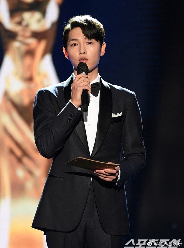 Song Joong Ki bảnh bao bên dàn mỹ nhân tại lễ trao giải Rồng Xanh