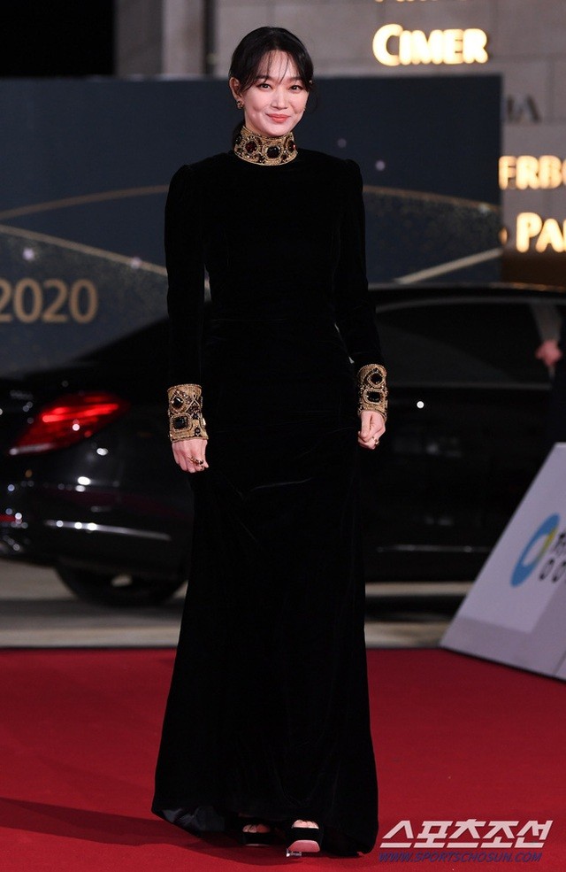 Song Joong Ki bảnh bao bên dàn mỹ nhân tại lễ trao giải Rồng Xanh