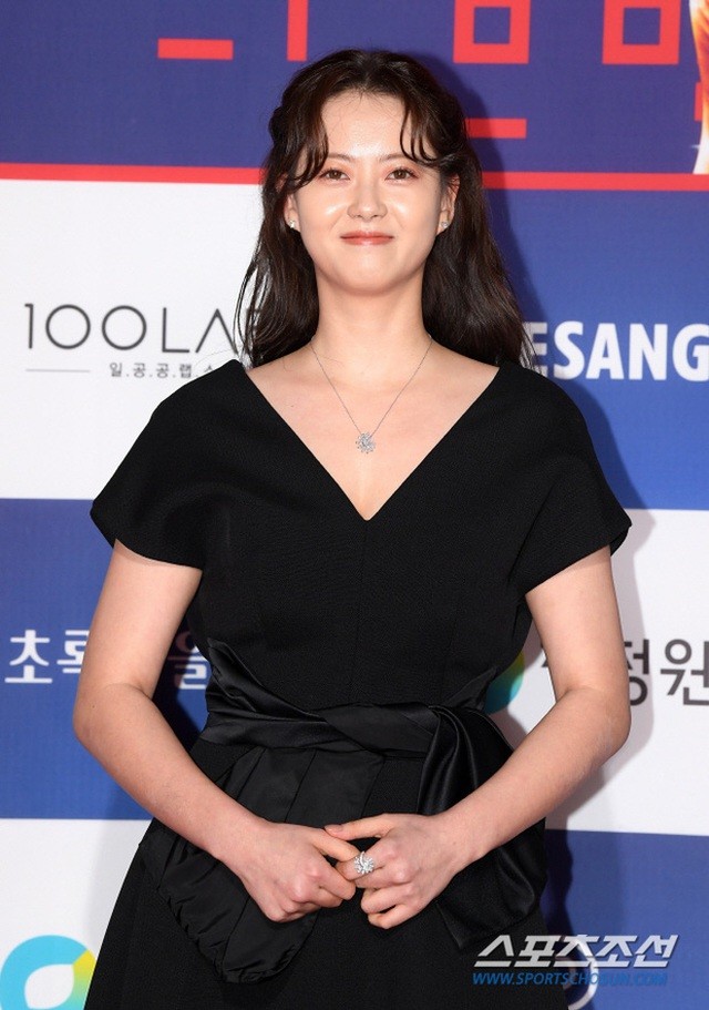 Song Joong Ki bảnh bao bên dàn mỹ nhân tại lễ trao giải Rồng Xanh