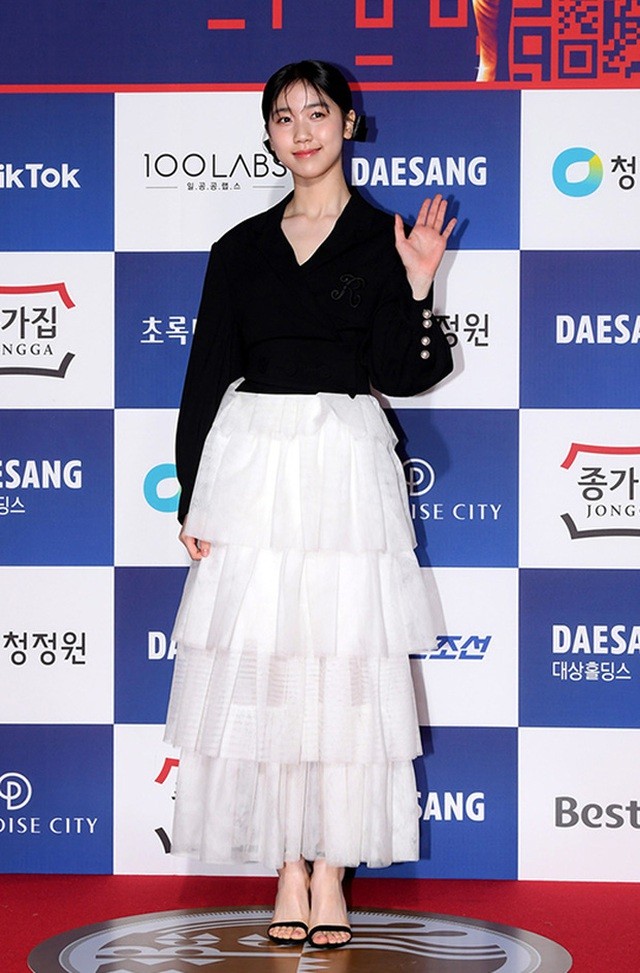 Song Joong Ki bảnh bao bên dàn mỹ nhân tại lễ trao giải Rồng Xanh