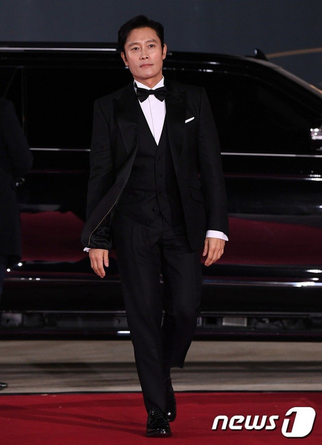 Song Joong Ki bảnh bao bên dàn mỹ nhân tại lễ trao giải Rồng Xanh