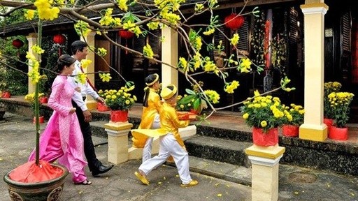 Tết của người Việt: Mùng một Tết Cha, mùng hai Tết Mẹ, mùng ba Tết Thầy