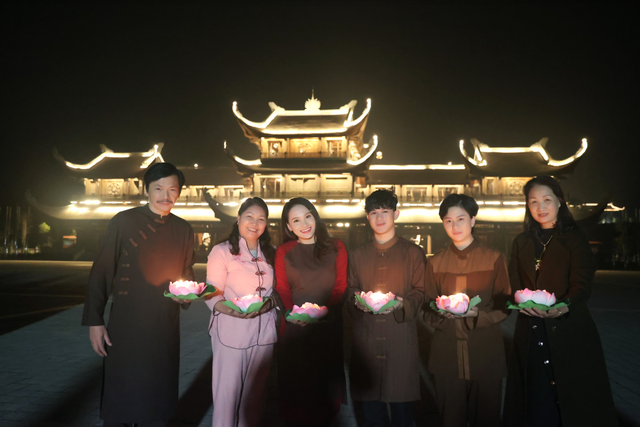 Bảo Thanh hội ngộ dàn diễn viên phim Về nhà đi con Bảo Thanh hội ngộ dàn diễn viên phim Về nhà đi con