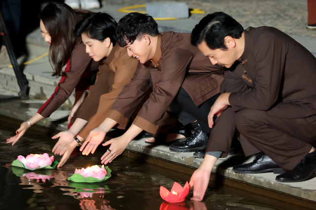 Bảo Thanh hội ngộ dàn diễn viên phim Về nhà đi con Bảo Thanh hội ngộ dàn diễn viên phim Về nhà đi con