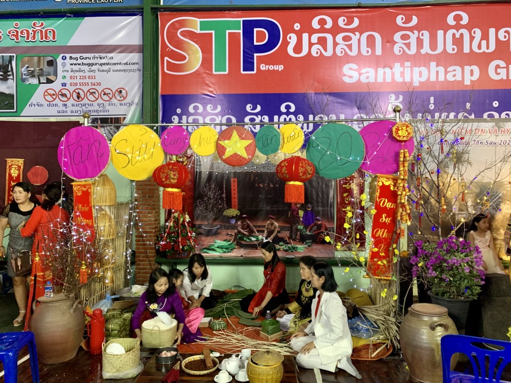 Rộn ràng không khí Tết cổ truyền của cộng đồng người Việt Nam tại Viêng Chăn (Lào)
