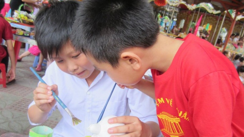 Đi học kỹ năng sống nhưng cha mẹ sợ con bị hành hạ khi tự dọn dẹp bát đĩa của chính mình