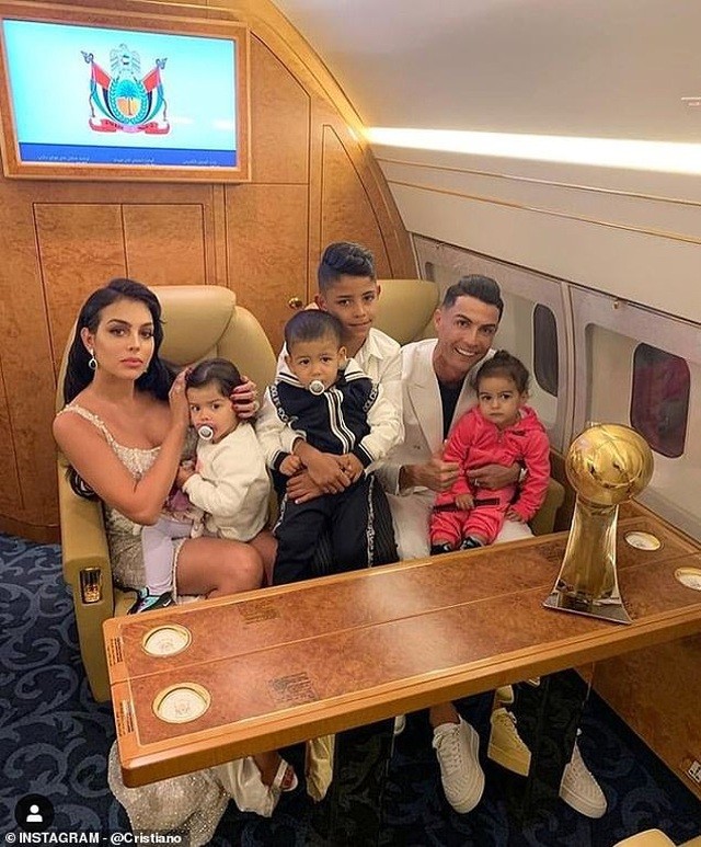 Điều gì khiến Cristiano Ronaldo trở thành bậc thầy trong sử dụng mạng xã hội với nửa tỷ tài khoản theo dõi?