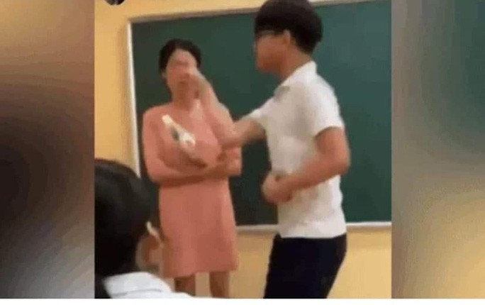Clip 'Nam sinh tát cô giáo ngay trên bục giảng' dậy sóng, Bộ GD&ĐT lên tiếng