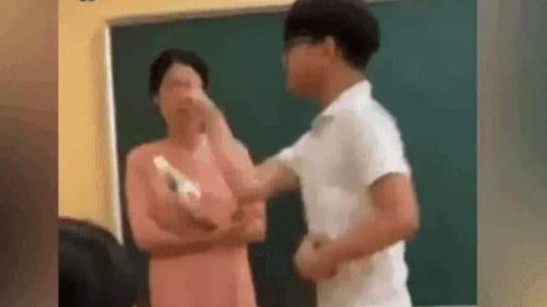 Clip nam sinh tát cô giáo ngay trên bục giảng 'dậy sóng' mạng xã hội, Bộ GD&ĐT lên tiếng
