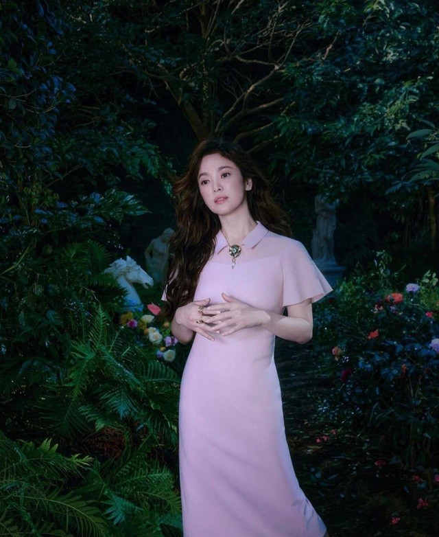 Song Hye Kyo hút hồn với phong cách không tuổi