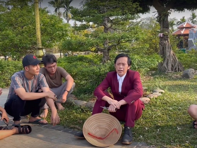 Hoài Linh mặc vest để làm vườn để đáp trả ý kiến 'coi thường khán giả' Hoài Linh mặc vest để làm vườn để đáp trả ý kiến 'coi thường khán giả'