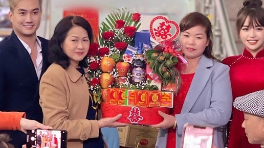 Nam chính phim Phố trong làng bất ngờ làm đám hỏi với bạn gái kém 11 tuổi