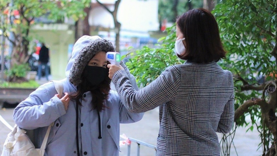Học sinh Hà Nội trở lại trường, làm quen cảnh 'lớp báo có F0'