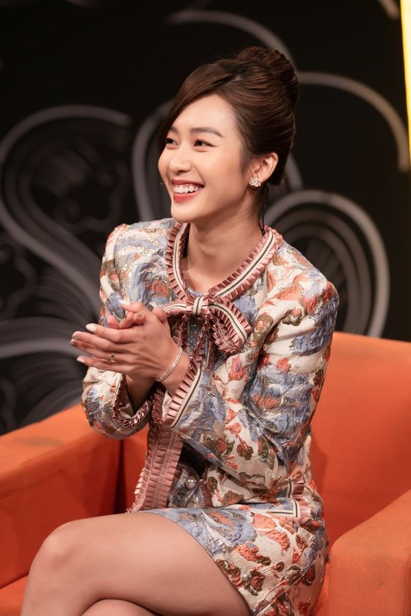 Lý Nhã Kỳ, Lệ Quyên khoe ngực đầy