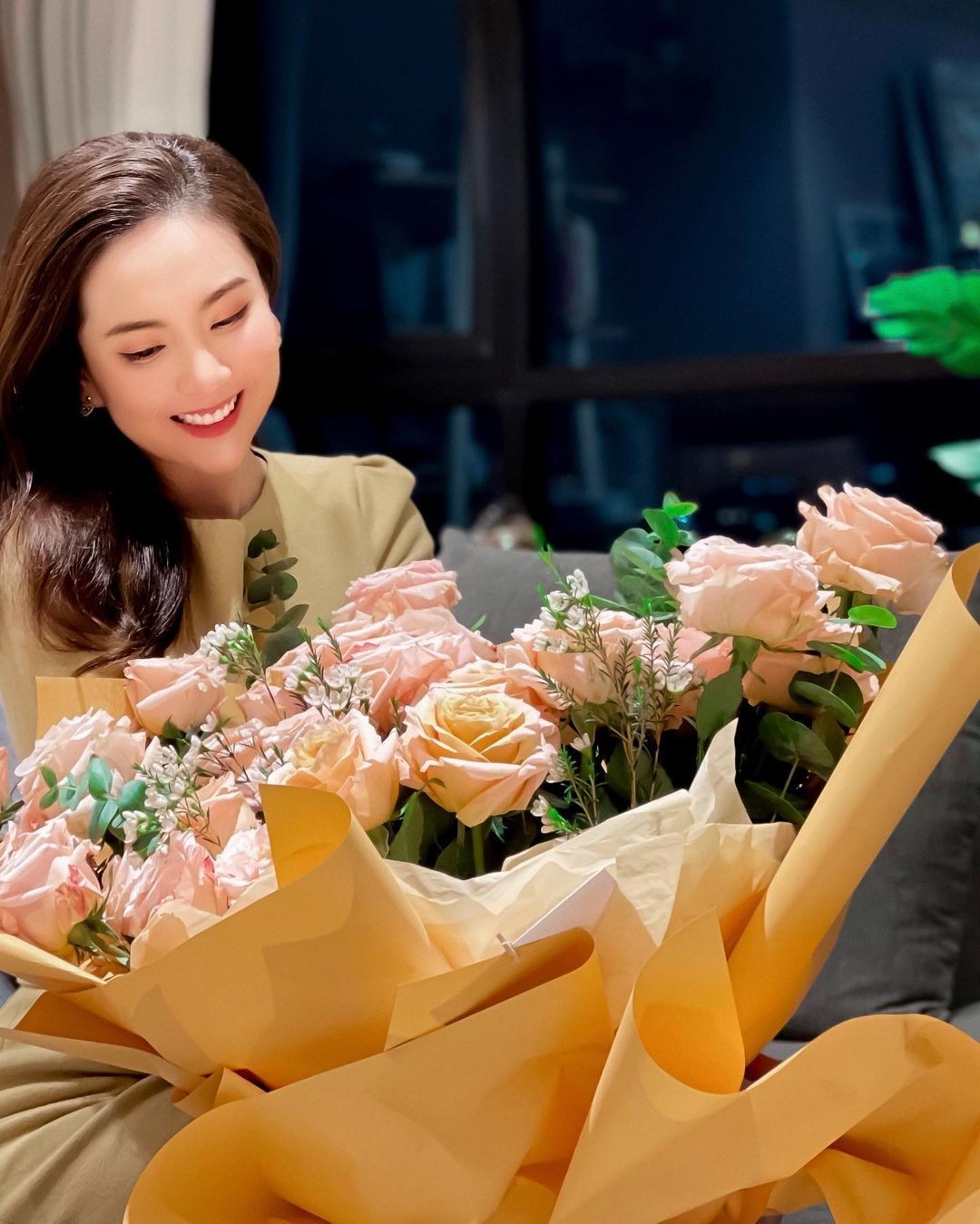 Sao Việt: Phạm Quỳnh Anh khoe dáng đồng hồ cát