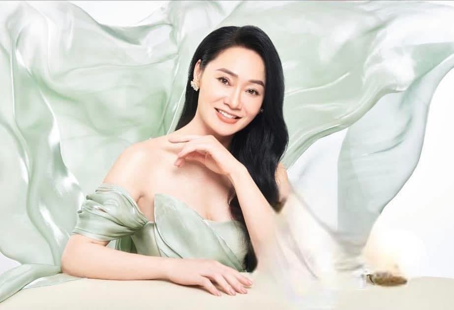 Sao Việt: Phạm Quỳnh Anh khoe dáng đồng hồ cát