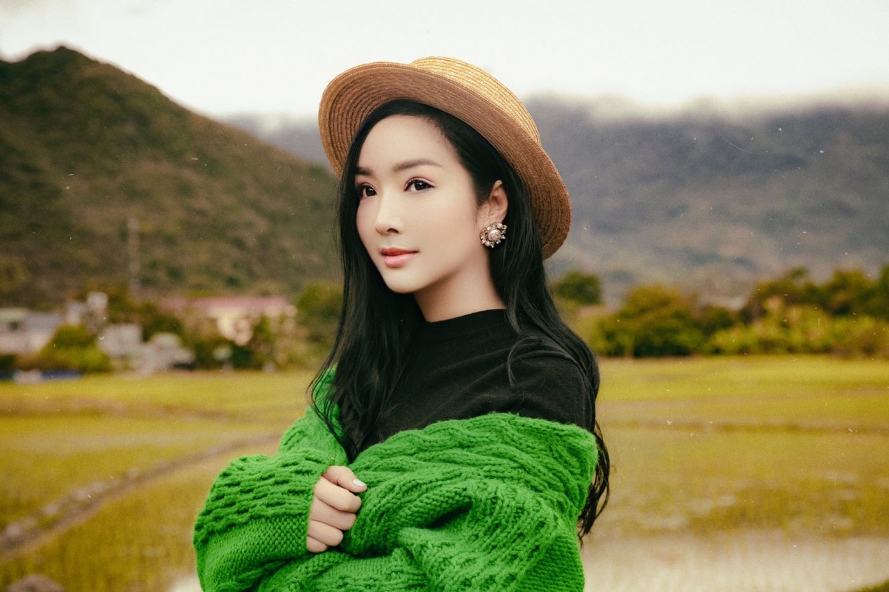 Sao Việt: Phạm Quỳnh Anh khoe dáng đồng hồ cát