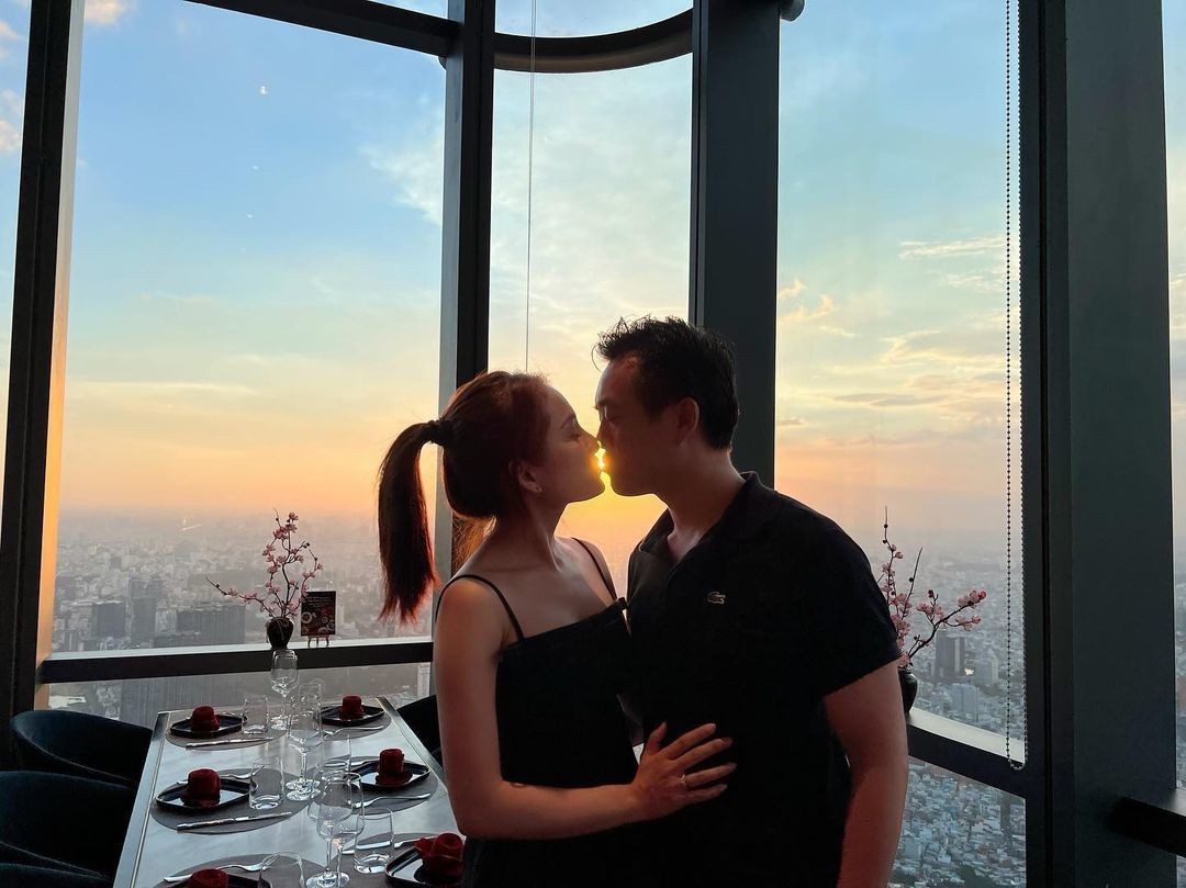 Sao Việt: Phạm Quỳnh Anh khoe dáng đồng hồ cát