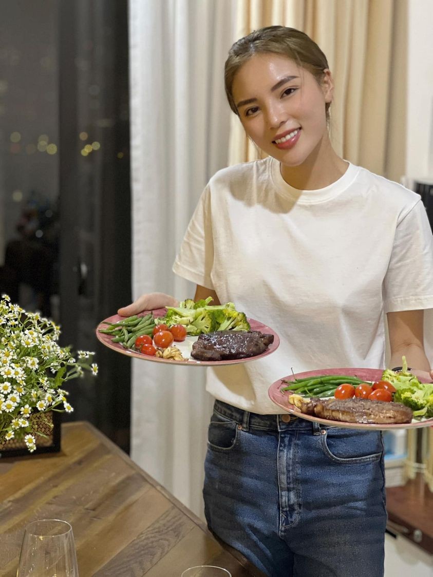 Sao Việt: Phạm Quỳnh Anh khoe dáng đồng hồ cát