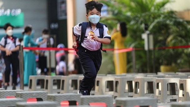 Dở khóc dở cười khi vừa trở lại trường đã thành F1