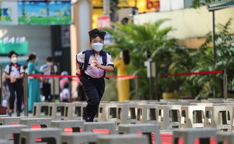 Phụ huynh, giáo viên căng thẳng vì F0 bùng phát khi học sinh trở lại trường Phụ huynh, giáo viên căng thẳng vì F0 bùng phát khi học sinh trở lại trường