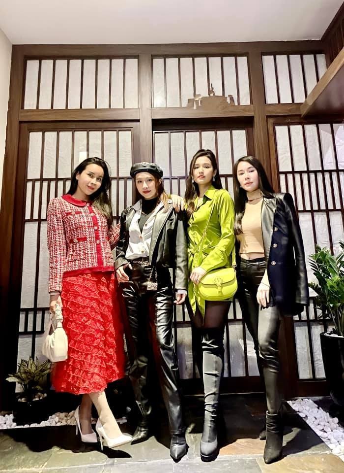 Sao Việt: Hồ Ngọc Hà khoe eo thon, chân dài Sao Việt: Hồ Ngọc Hà khoe eo thon, chân dài