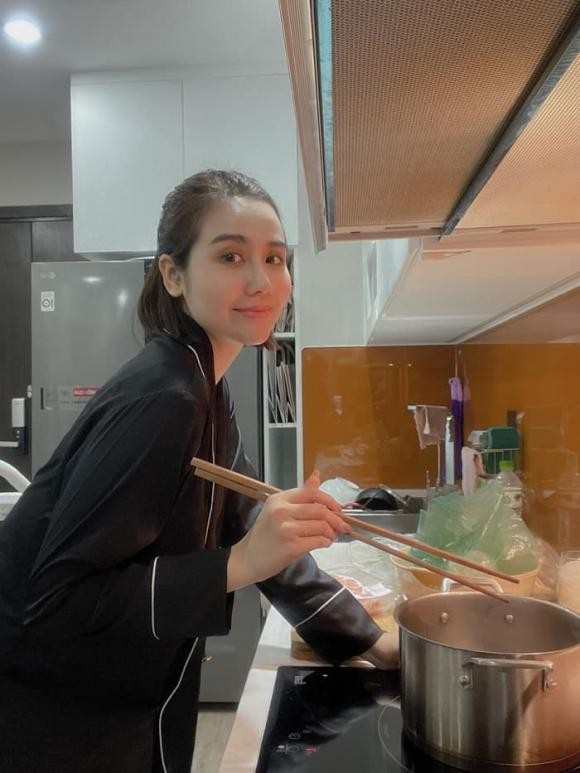 Sao Việt: Phương Oanh siêu ngầu, Hoa hậu H'hen Niê khoe vai trần quyến rũ Sao Việt: Phương Oanh siêu ngầu, Hoa hậu H'hen Niê khoe vai trần quyến rũ