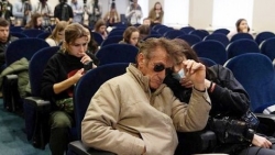 Giữa bom đạn ở Ukraine, tài tử Hollywood Sean Penn vẫn xông pha làm phim tài liệu