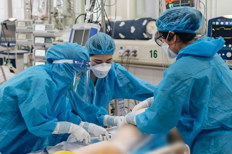 F0 liên tục vượt đỉnh, Hà Nội có gần 1.000 ca Covid-19 nặng, nguy kịch F0 liên tục vượt đỉnh, Hà Nội có gần 1.000 ca Covid-19 nặng, nguy kịch