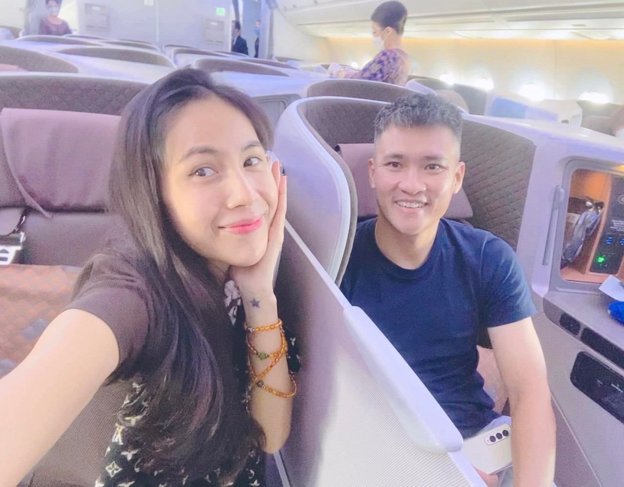 Việt Anh, Quỳnh Nga tình tứ bên bạn diễn