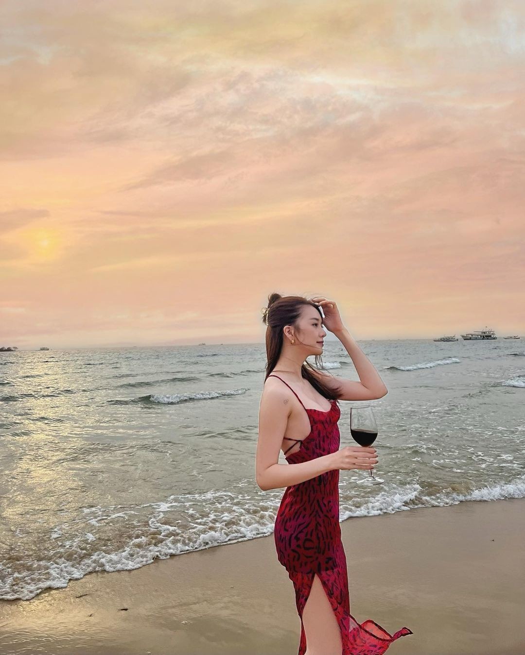 Việt Anh, Quỳnh Nga tình tứ bên bạn diễn