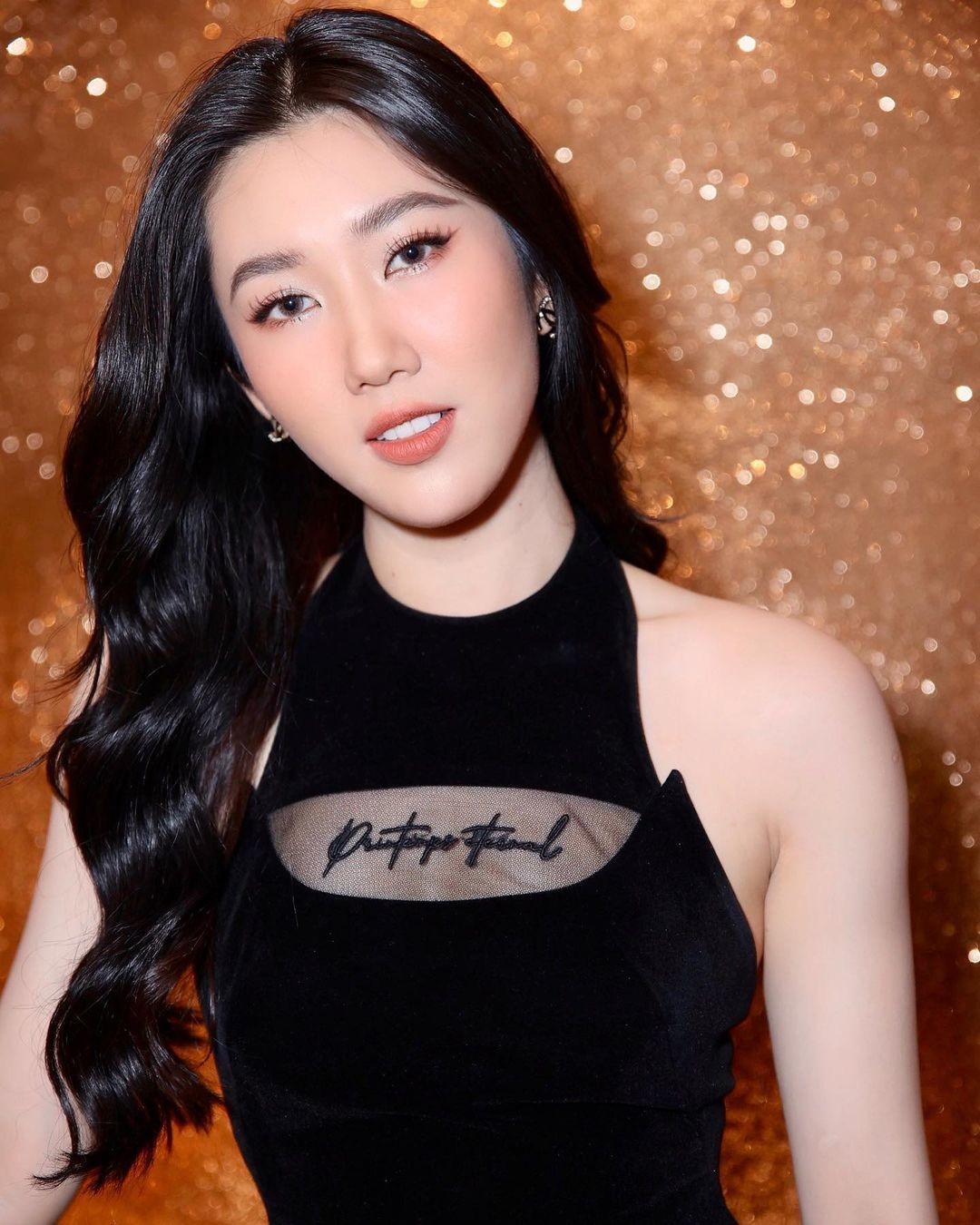 Việt Anh, Quỳnh Nga tình tứ bên bạn diễn