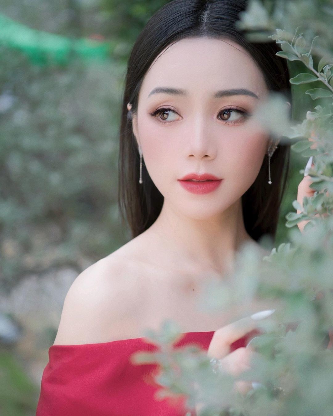 Việt Anh, Quỳnh Nga tình tứ bên bạn diễn