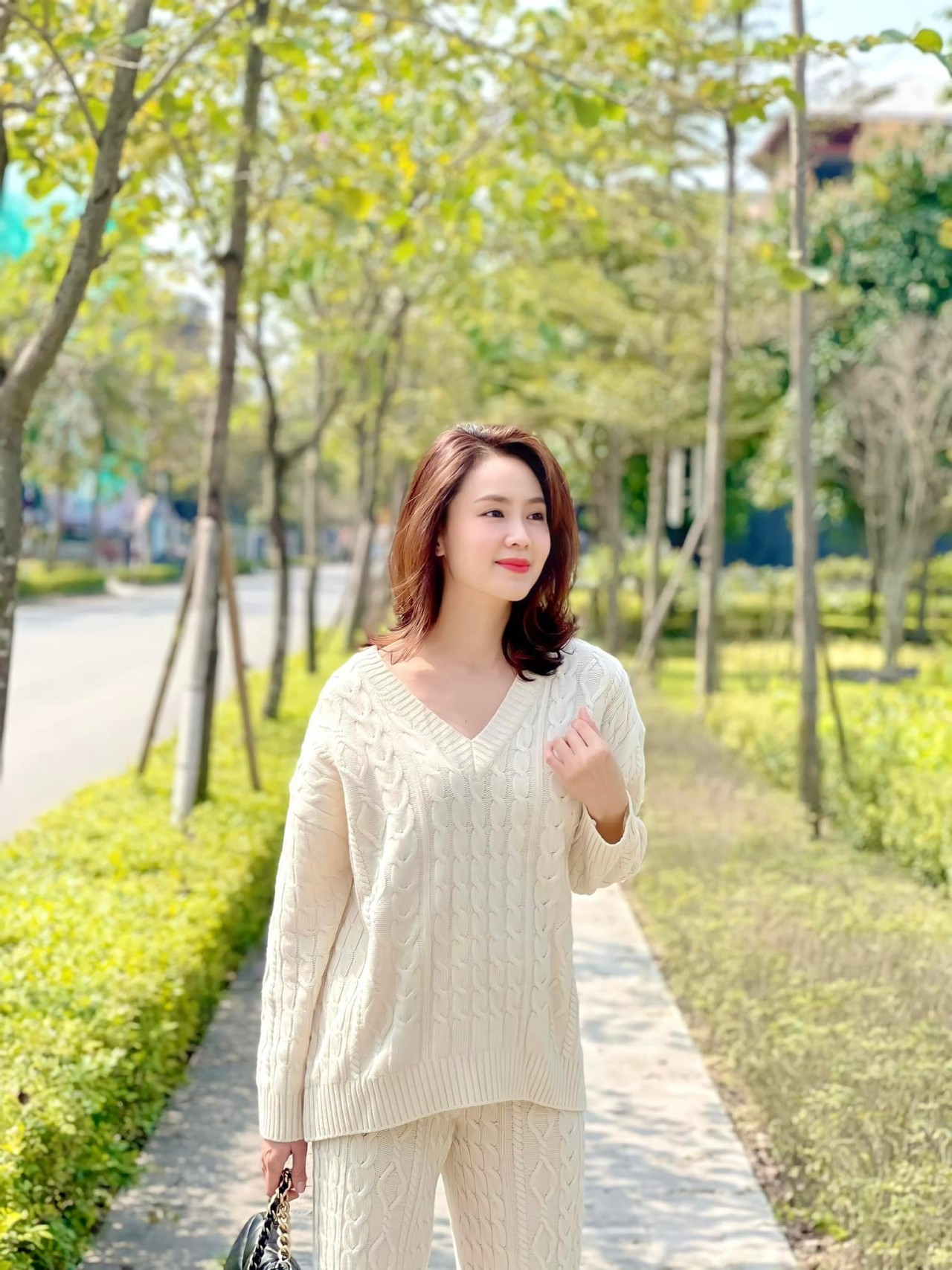 Việt Anh, Quỳnh Nga tình tứ bên bạn diễn