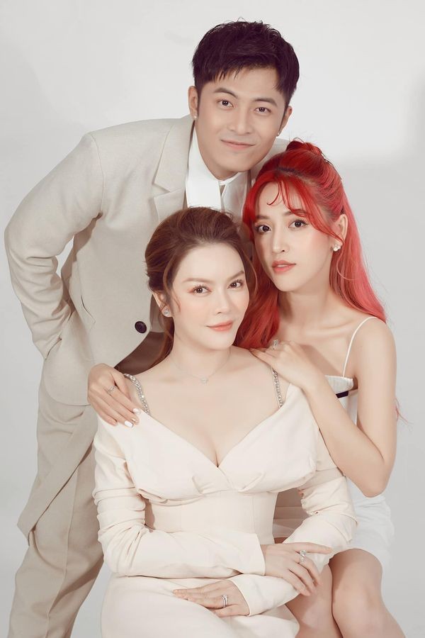 Việt Anh, Quỳnh Nga tình tứ bên bạn diễn