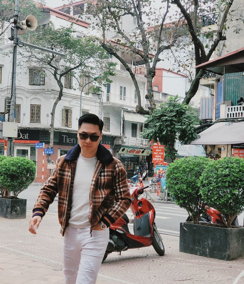 Việt Anh, Quỳnh Nga tình tứ bên bạn diễn